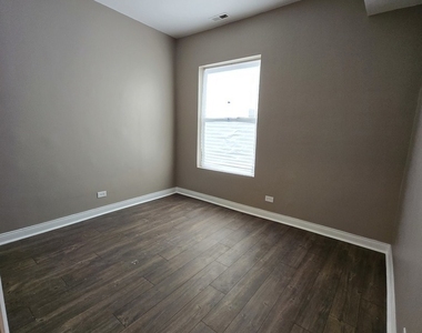 4749 S Prairie Avenue - Photo Thumbnail 2