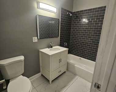 4749 S Prairie Avenue - Photo Thumbnail 4