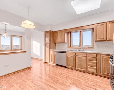 5555 N Cumberland Avenue - Photo Thumbnail 10