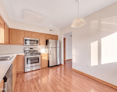 5555 N Cumberland Avenue - Photo Thumbnail 11