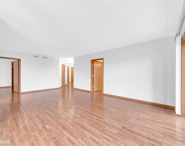 5555 N Cumberland Avenue - Photo Thumbnail 7