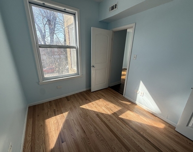411 N Hamlin Avenue - Photo Thumbnail 5