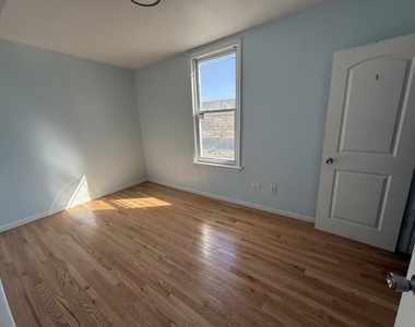 411 N Hamlin Avenue - Photo Thumbnail 6