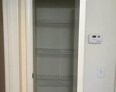 320 Camfield Court Sw - Photo Thumbnail 4
