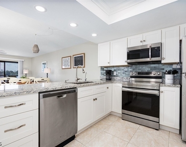 16200 Bay Pointe Boulevard - Photo Thumbnail 4