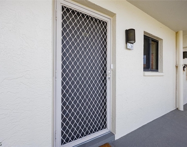 16200 Bay Pointe Boulevard - Photo Thumbnail 3