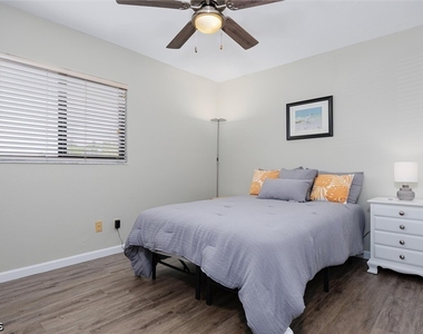 16200 Bay Pointe Boulevard - Photo Thumbnail 17