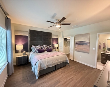 2102 Antoine Drive - Photo Thumbnail 5