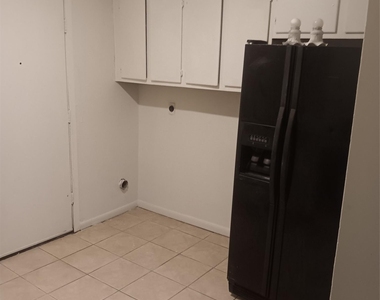 521 Ferguson Street - Photo Thumbnail 5