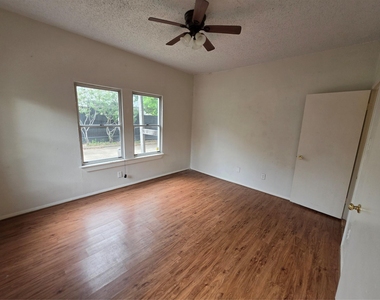 1226 W Gray Street - Photo Thumbnail 9