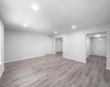 353 N Post Oak Lane - Photo Thumbnail 12