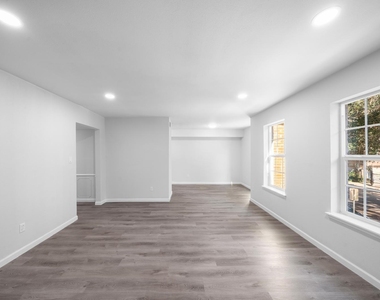 353 N Post Oak Lane - Photo Thumbnail 3