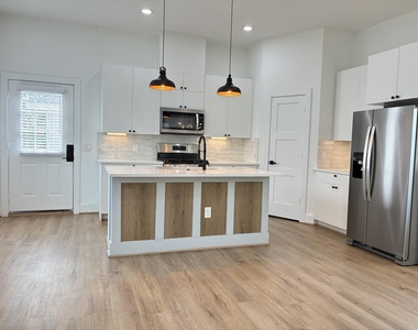 1404 E 31st Street - Photo Thumbnail 3