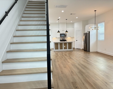 1404 E 31st Street - Photo Thumbnail 5