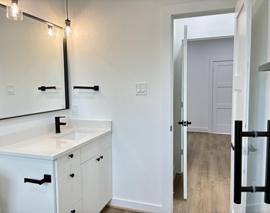1404 E 31st Street - Photo Thumbnail 17
