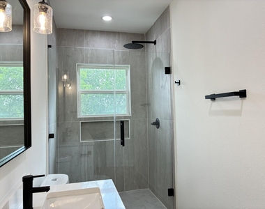 1404 E 31st Street - Photo Thumbnail 11
