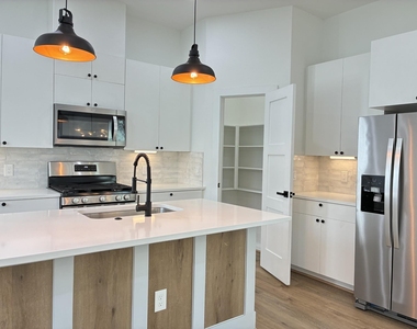 1404 E 31st Street - Photo Thumbnail 10