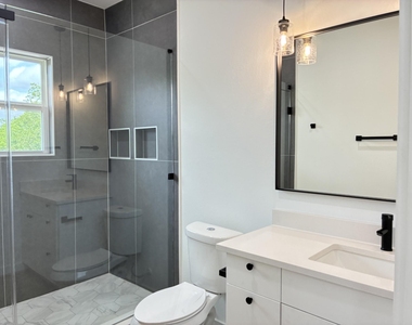 1404 E 31st Street - Photo Thumbnail 16