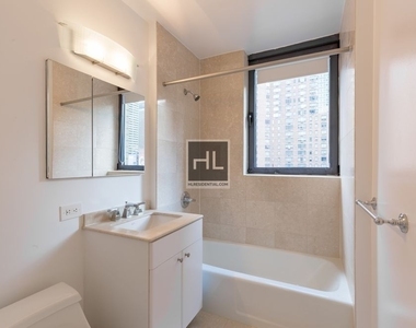 West 48 Street - Photo Thumbnail 3