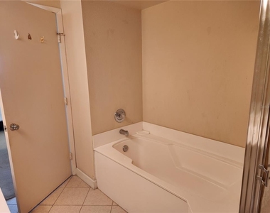 6105 Bahia Del Mar Circle - Photo Thumbnail 13