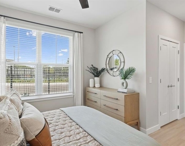4005 Bismark Drive - Photo Thumbnail 24