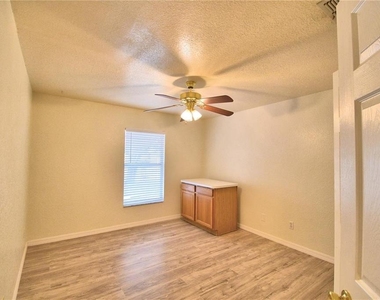 616 Crystals Boulevard - Photo Thumbnail 20