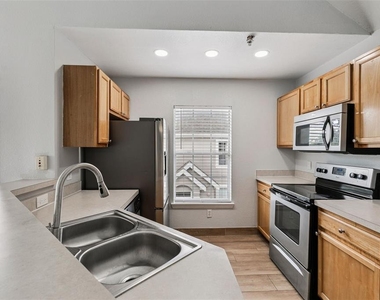 9141 Lee Vista Boulevard - Photo Thumbnail 8