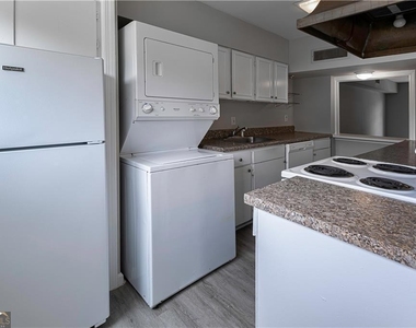 3071 Colonial Way - Photo Thumbnail 2