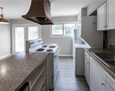 3071 Colonial Way - Photo Thumbnail 3