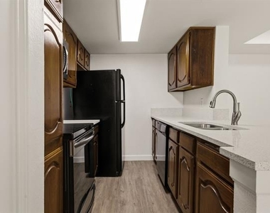 8510 Park Lane - Photo Thumbnail 6