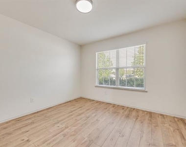 1123 Garnet Street - Photo Thumbnail 6