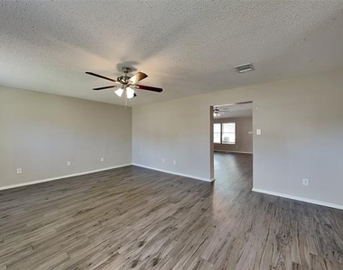 520 Bailey Street - Photo Thumbnail 3
