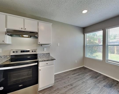 520 Bailey Street - Photo Thumbnail 5
