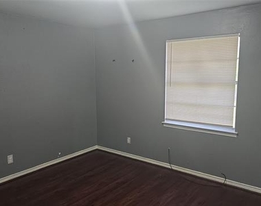 400 Oak Drive - Photo Thumbnail 3
