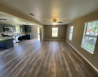 1502 Daffan Avenue - Photo Thumbnail 6