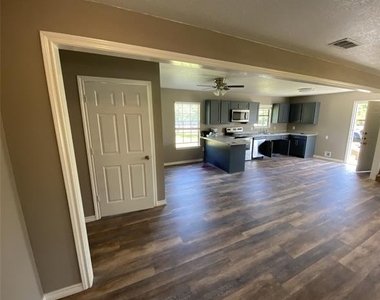 1502 Daffan Avenue - Photo Thumbnail 5