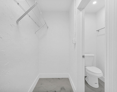 261 Ne 45th Street - Photo Thumbnail 13