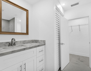 261 Ne 45th Street - Photo Thumbnail 16