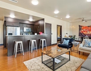 1125 S Jennings Avenue - Photo Thumbnail 2