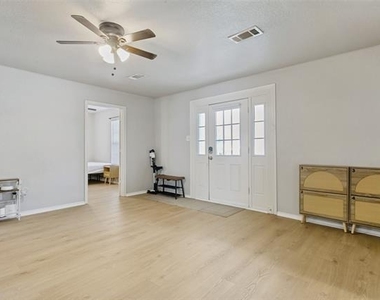 107 S Crawford Street - Photo Thumbnail 8