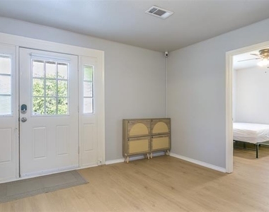 107 S Crawford Street - Photo Thumbnail 7