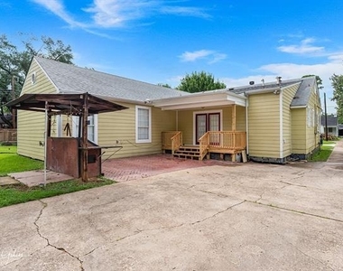 204 Leo Avenue - Photo Thumbnail 3