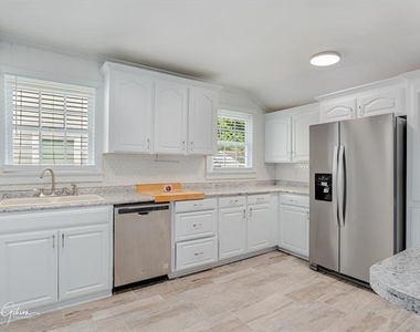 204 Leo Avenue - Photo Thumbnail 10
