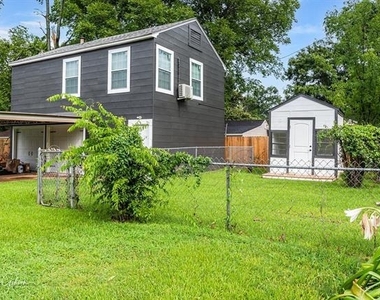 204 Leo Avenue - Photo Thumbnail 2
