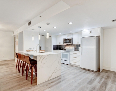 1915 Lavers Circle - Photo Thumbnail 12