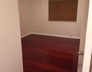 512 Gardens Drive - Photo Thumbnail 12