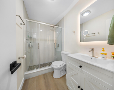 1236 Ne 12th Avenue - Photo Thumbnail 6