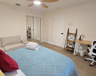 1236 Ne 12th Avenue - Photo Thumbnail 12