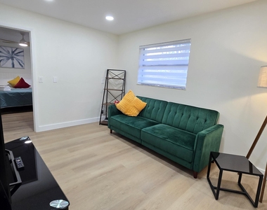 1236 Ne 12th Avenue - Photo Thumbnail 4