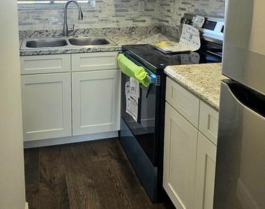 1501 Crescent Circle - Photo Thumbnail 3